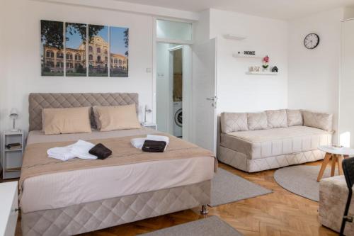 Moderan studio Apartman Horizont u Aranđelovcu sa balkona na jedanaestom spratu sa otvorenim pogledom na grad i planine.