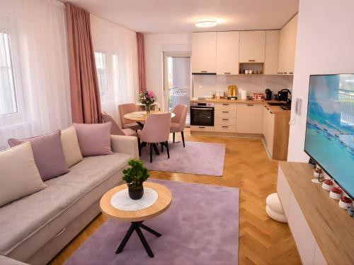 Alma Apartment Family Stay Across Aqua Park Raj Vrnjacka Banja stan na dan smestaj Olimpijska sa terasom parkingom