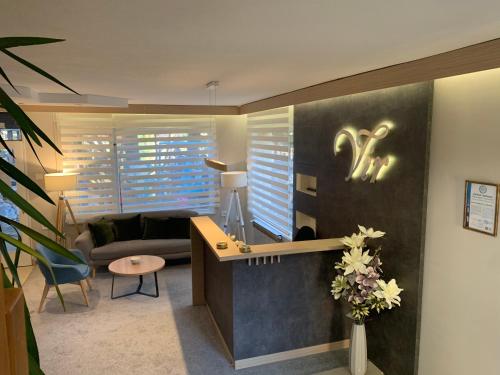 Garni hotel Vir Vrnjačka Banja smeštaj u centru kod Olimpijskog bazena restoran ribnjak terasa parking
