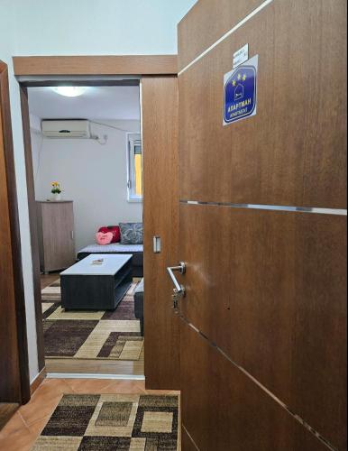 Apartman Marija III Vrnjacka Banja stan na dan smestaj u Jastrebackoj kod Vrnjackih Termi sa masinom za sudove parkingom
