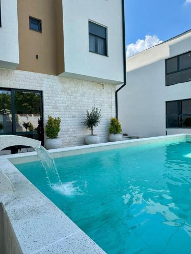 POOL RESORT Vila Lena lux apartmani 7 i 8 Vrdnik stan na dan u Vojvodjanskih brigada sa bazenom i parkingom
