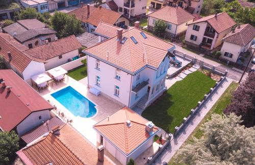 Vila Samokres sa bazenom Banja Koviljaca stan na dan u ulici Laze Lazarevica luks apartmani sa djakuzijem i parkingom