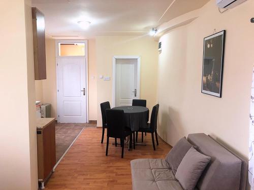 Apartman Sasa Banja Koviljaca stan na dan u ulici Narodnog fronta kod banjskog parka sa terasom dvoristem parkingom