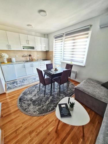 Apartman Krila andjela Vrnjacka Banja stan na dan smestaj u 8 marta kod Mosta ljubavi sa dve spavace sobe balkonom kadom