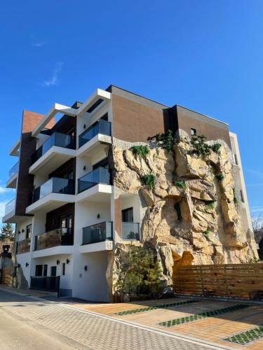 Vila Slap Vrdnik stan na dan smestaj u Fruskogorskoj ulici kod manastira Ravanica luks apartmani sa djakuzijem i vodopadom