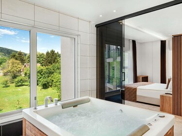 Luksuzni hotelski kompleks Mövenpick Resort & Spa Fruske Terme u Banji Vrdnik sa velikim otvorenim termalnim bazenima na obodu Fruške gore.