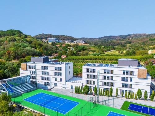 Apartmani Fruski Cvet Vrdnik stan na dan smestaj kod etno sela Vrdnicka kula i Fruskih Termi sa terasom parkingom