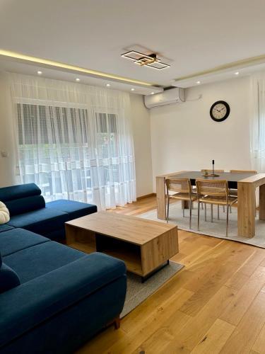 Luksuzan i prostran apartman VIP House 5 Vrnjacka Banja sa dve spavace sobe terasom i besplatnim privatnim parkingom u centru