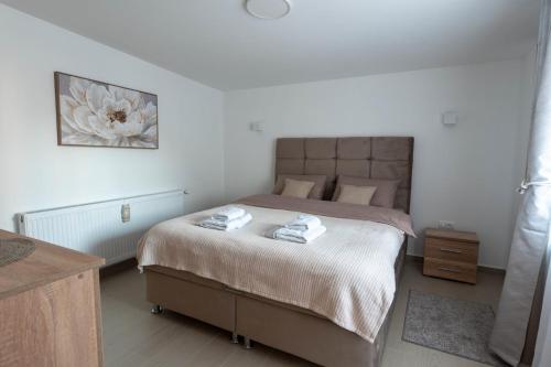 Moderan i čist enterijer Kolonja Apartmana u Aranđelovcu sa pogledom na planinu i uređenim dvorištem.