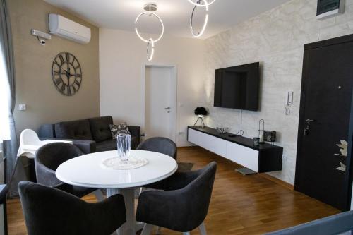Apartman Sunce Lux N Vrnjacka Banja stan na dan smestaj Krusevacka kod Mosta ljubavi pogled na Goc parking