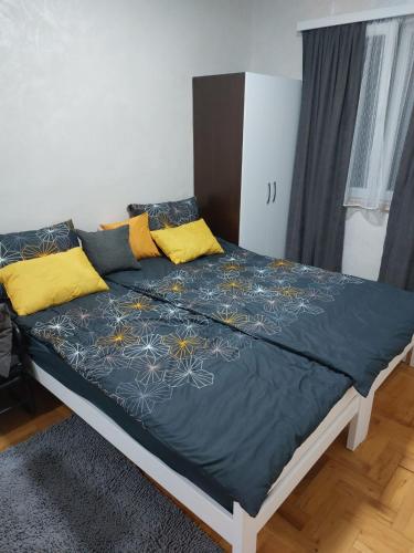 Apartman Obadovic Banja Koviljaca stan na dan u ulici Narodnog fronta kod banjskog parka sa mikrotalasnom parking