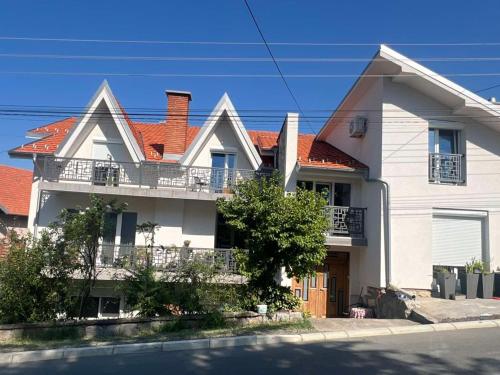 Vila RUZA House of Roses Sokobanja stan na dan smestaj u ulici Prevalac blizu parka Banjica privatni apartmani dvoriste parking