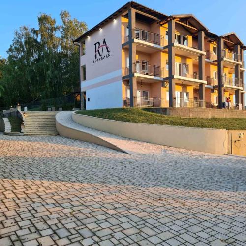 Sezonski otvoreni bazen i sunčana terasa u okviru objekta RA Apartmani Vrdnik sa pogledom na planinski pejzaž.