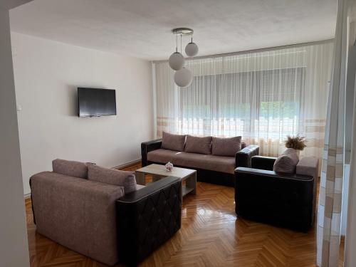 Svetao enterijer objekta Stan na dan Vrdnik sa modernim nameštajem, opremljenom kuhinjom i pogledom na prirodu Fruške gore.