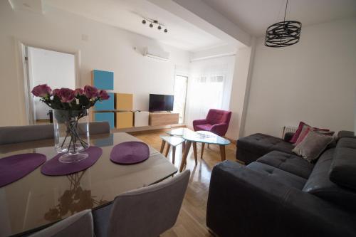 Moderno opremljen apartman Central Park Lux u Aranđelovcu sa prostranim balkonom i pogledom na park Bukovičke banje.