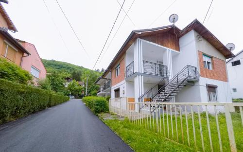 Apartmani Simonovic 2 Sokobanja stan na dan smeštaj u Karađorđevoj ulici u strogom centru sa terasom i parkingom