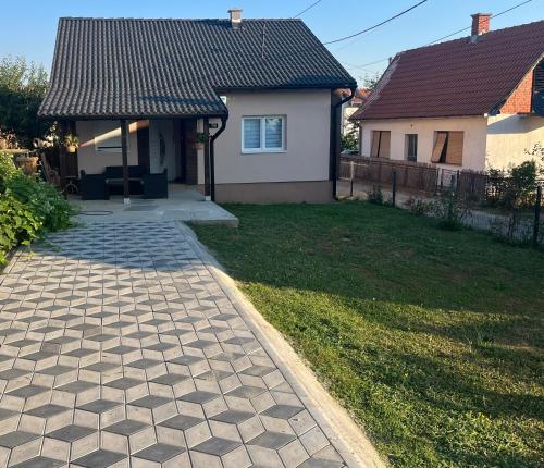 Privatna kuća sa dvorištem i terasom Tea i Una u Aranđelovcu u blizini parka i akva-parka hotela Izvor.