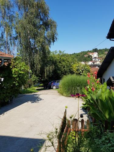 Apartment Holiday Vrnjacka Banja stan na dan smestaj kod izvora Sneznik privatni apartmani sa terasom i parkingom