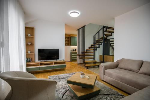 Moderan i svetao enterijer objekta TOP VIEW apartment 44 u Aranđelovcu sa velikom terasom, kuhinjom i panoramskim pogledom na grad.