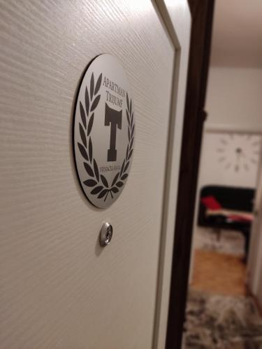 Obezbeđuje komforan i svetao apartman blizu Promenade, sa odvojenom spavaćom sobom i parkingom.