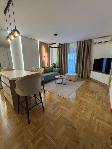 Moderan i komforan Apartman La Campanella 2 Vrnjacka Banja sa terasom i besplatnim privatnim parkingom blizu Mosta ljubavi