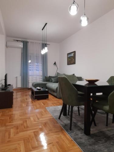 Moderan apartman Green wood u Aranđelovcu sa terasom, baštom i pogledom na okolne planine Bukovičke banje.