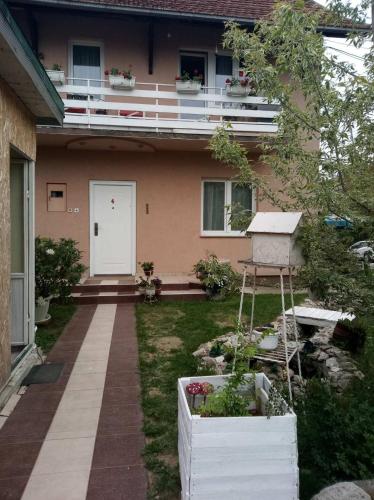 Elegantno uređen enterijer i prostrana dnevna soba u smeštaju Apartmani Pavlov u Aranđelovcu sa modernim nameštajem i velikim prozorima.