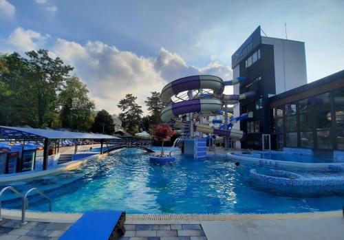 Vrnjacke Terme Vrnjacka Banja smestaj sa aqua parkom blizu Japanskog vrta hoteli bazeni wellness saunom parking