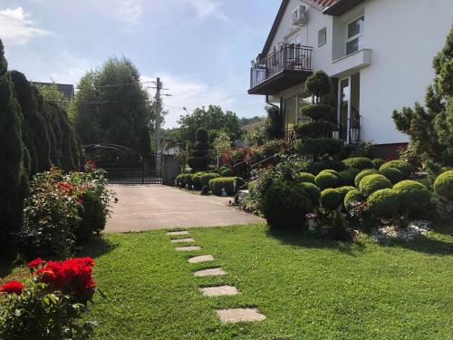 Apartment Vila MM Srce Vrdnik stan na dan u ulici Milice Stojadinovic Srpkinje kod bazena dvoriste roštilj parking