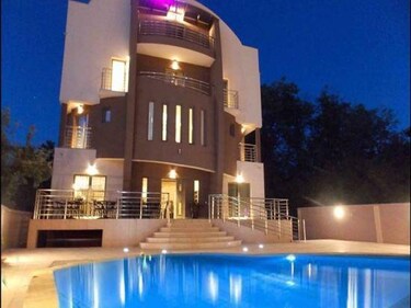 Sadrži sezonski otvoreni bazen, sopstvenu spa zonu, mini-bar i veliki obezbeđeni parking.